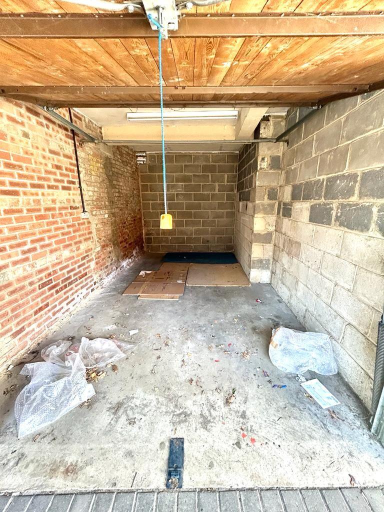 Garages for rent in Nottingham. From Frank Innes - Nottingham