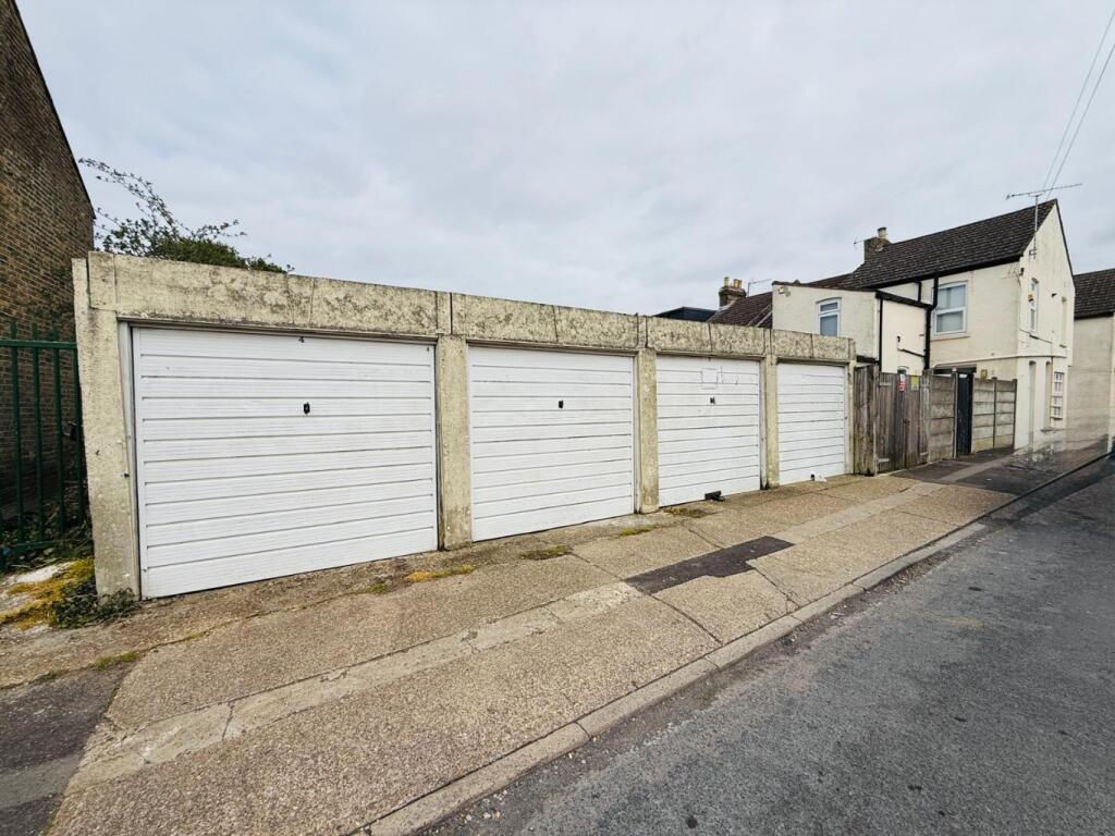 Garages for rent in Chatham. From Jacksons Estate Agents - Gillingham Garages for rent in Chatham. From Jacksons Estate Agents - Gillingham
