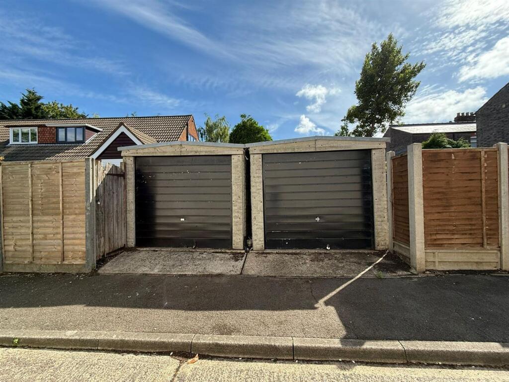 Garages for rent in Cockernhoe. From P and R Property - Luton