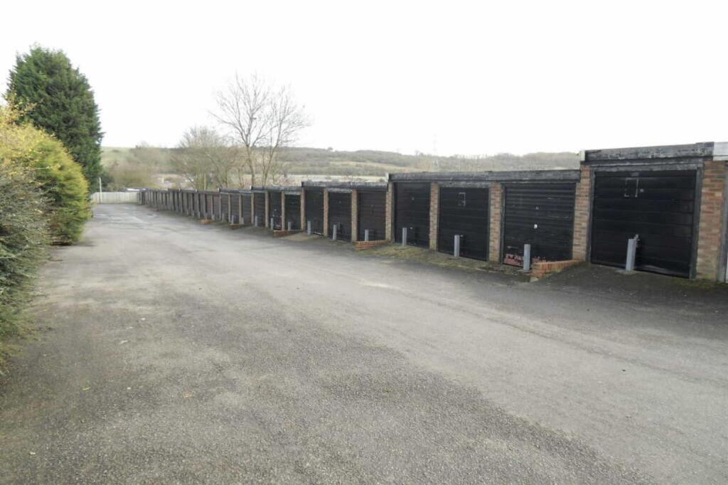 Garages for rent in Dunstable. From P and R Property - Luton