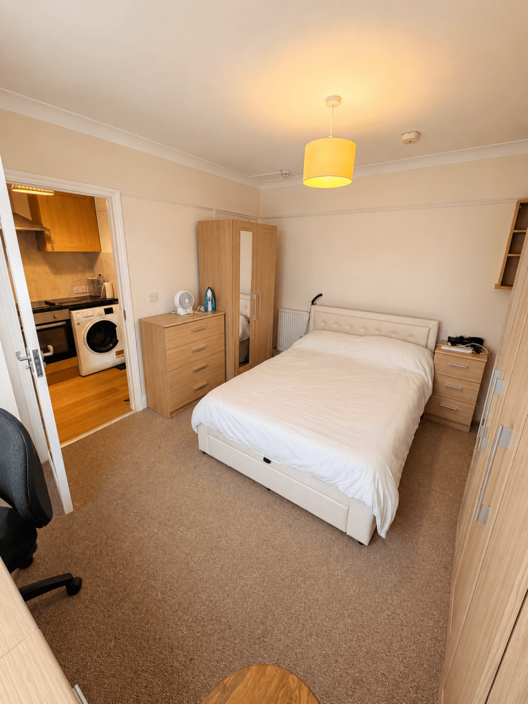 Garages for rent in Southgate. From Upper Class Estates