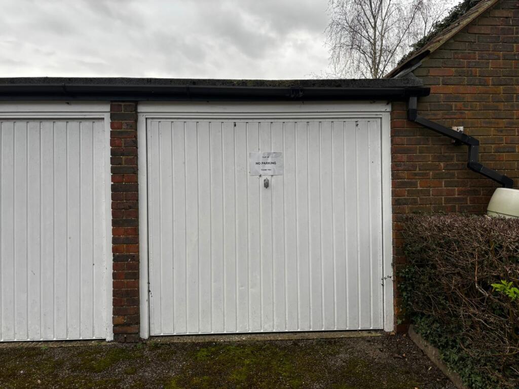 Garages for rent in Woodstock. From Breckon & Breckon - Woodstock